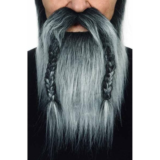Närbild på ett långt, gråspräckligt lösskägg med tillhörande mustasch. Skägget har två diskreta flätor i de yttre delarna.