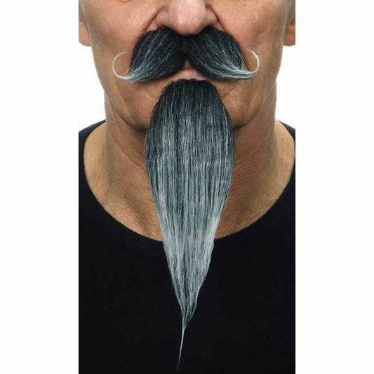 Närbild på en mans ansikte som bär ett realistiskt, grått lösskägg och en uppsvängd mustasch.