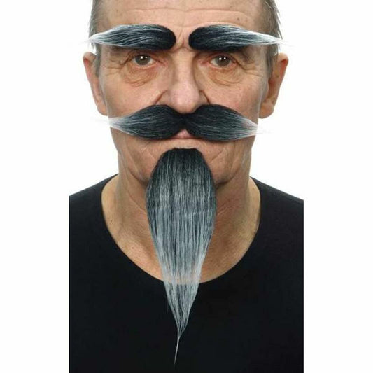 En man med en grå mustasch, ett långt, spetsigt getskägg och tjocka, utsvängda grå ögonbryn som täcker hans naturliga hårväxt.