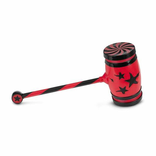 En stor och färgglad leksakshammare i rött och svart, dekorerad med svarta stjärnor och ett randigt skaft, perfekt som accessoar för en harlekin- eller clowndräkt.