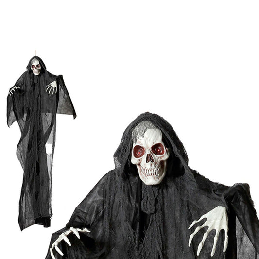 En stor hängande Halloween-dekoration föreställande ett skelett i en svart, trasig mantel med glödande röda ögon.