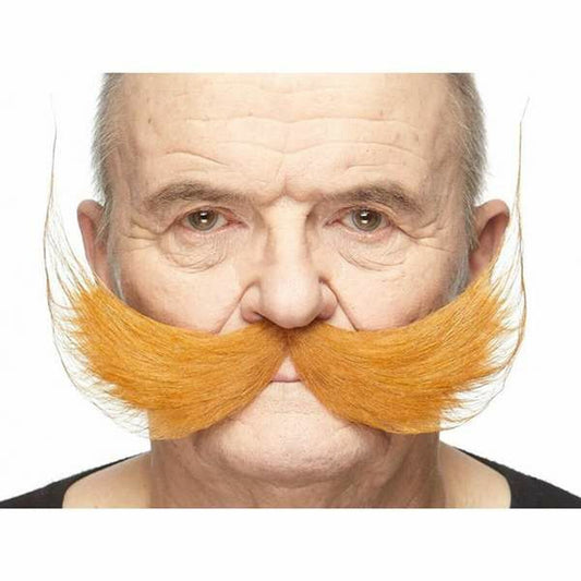 Närbild på en äldre man med en enorm, yvig orange mustasch som sticker ut brett på båda sidor.
