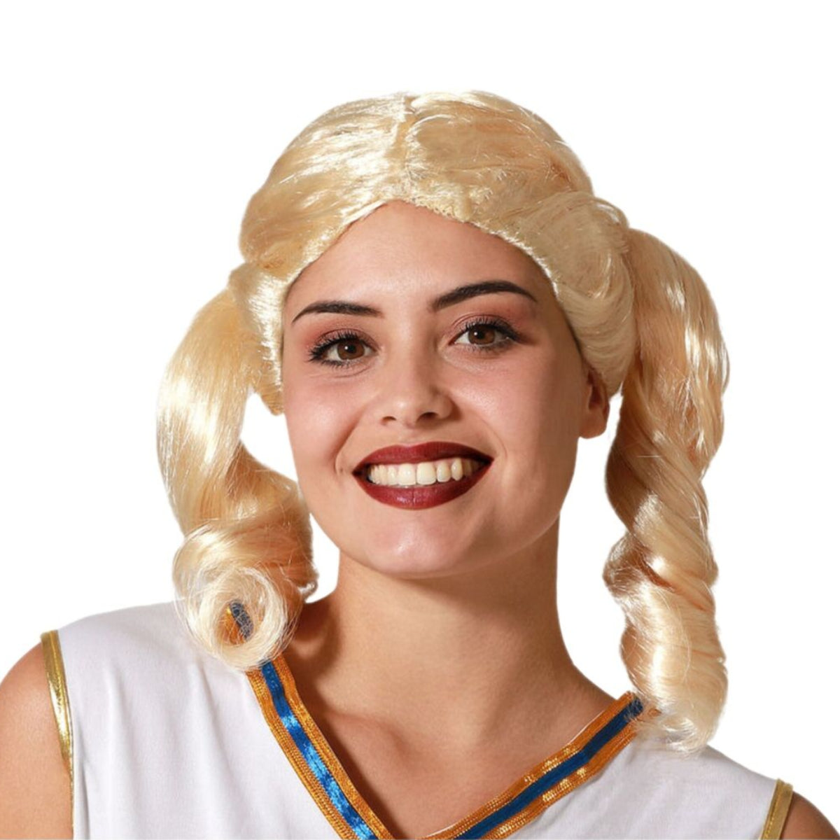 En leende kvinna bär en Glad Blond Cheerleader-Peruk med två höga, lockiga tofsar.