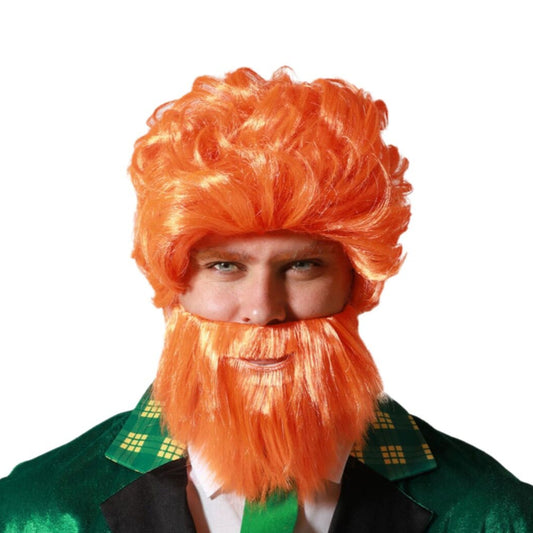 En man bär en komplett Glad Irländsk Pysslingperuk med ett yvigt, orange hår och ett stort, matchande skägg.
