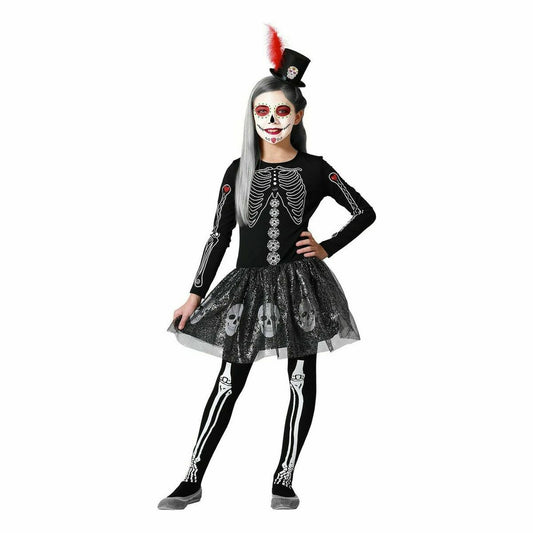Ett barn med Day of the Dead-sminkning poserar i en glamorös skelettklänning med en glittrig tyllkjol.