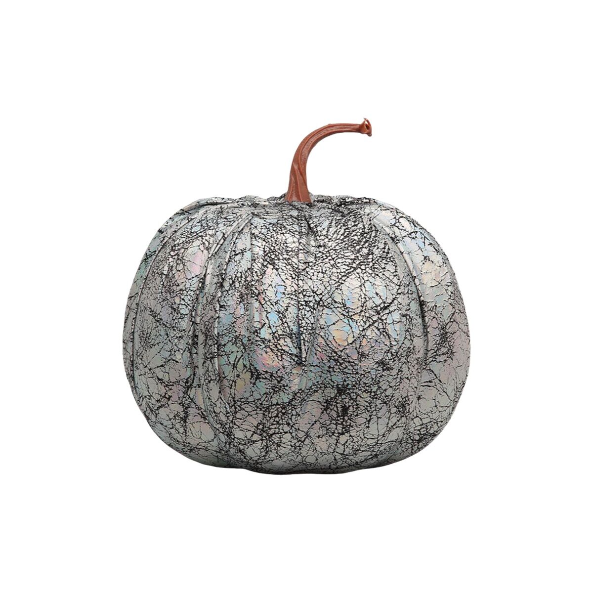 En glamorös och modern halloweendekoration i form av en silverfärgad, holografisk pumpa med ett svart spindelnätsmönster.