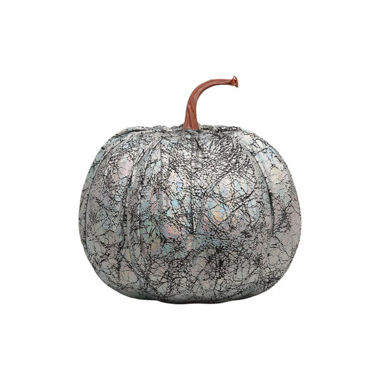 En glamorös och modern halloweendekoration i form av en silverfärgad, holografisk pumpa med ett svart spindelnätsmönster.