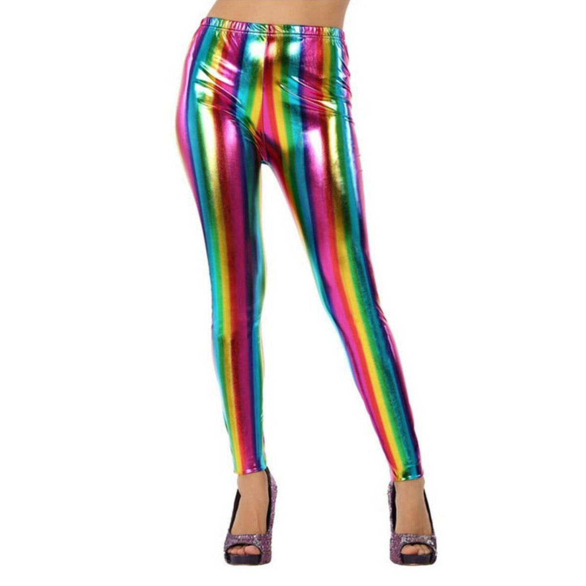 En person poserar i ett par glänsande, tajta och randiga leggings i regnbågens alla färger.