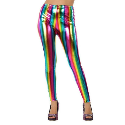 En person poserar i ett par glänsande, tajta och randiga leggings i regnbågens alla färger.