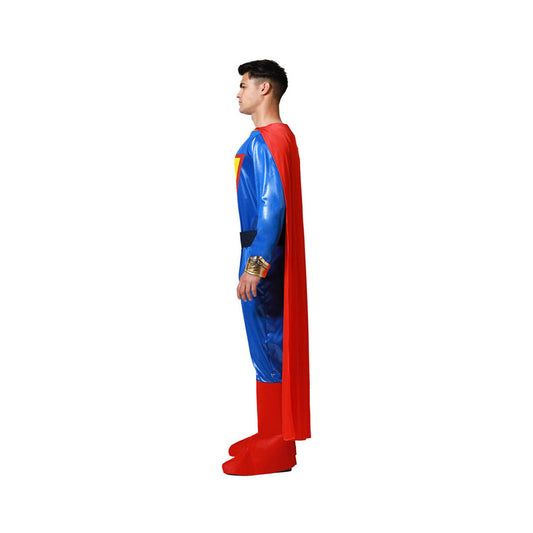 En man poserar i profil iklädd en blå och röd klassisk superhjälte maskeraddräkt med en lång röd cape och guldiga handledsskydd.