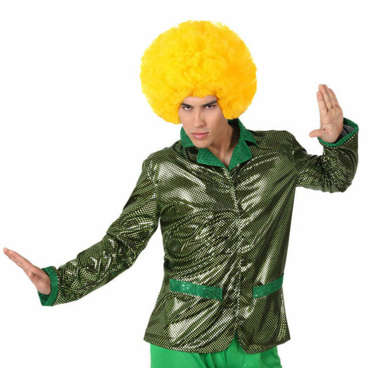 En man poserar i en glittrande, grön 70-tals discojacka och en stor gul afroperuk.
