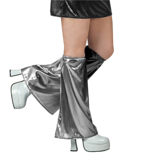 Ett par ben med vita platåskor som bär utsvängda, glittrande och skimrande silverfärgade benvärmare, perfekta för en disco-outfit.