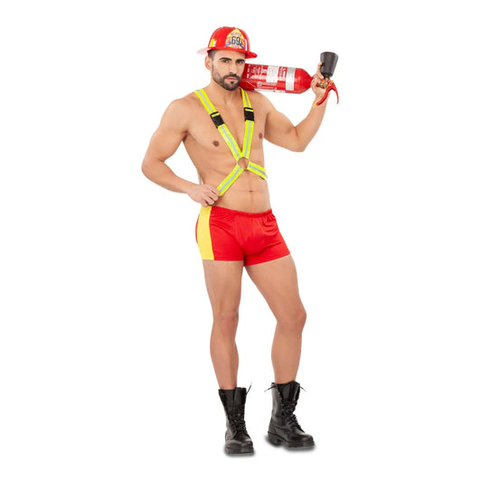 En muskulös man poserar i en Glödhet Brandman Maskeraddräkt, bestående av röda hotpants, en reflexsele och en brandmanshatt, och håller en brandsläckare över axeln.