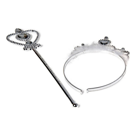 Ett komplett, gnistrande silverprinsess-kit, bestående av en tiara med fjädrar och en matchande, hjärtformad trollstav.