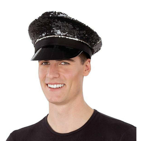 En leende man bär en kaxig, svart generalhatt som är helt täckt av skimrande, svarta paljetter.