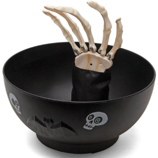 En svart godisskål med vit skelettarm som sticker upp ur mitten. Skålen är dekorerad med döskallar och fladdermöss – perfekt för halloween.