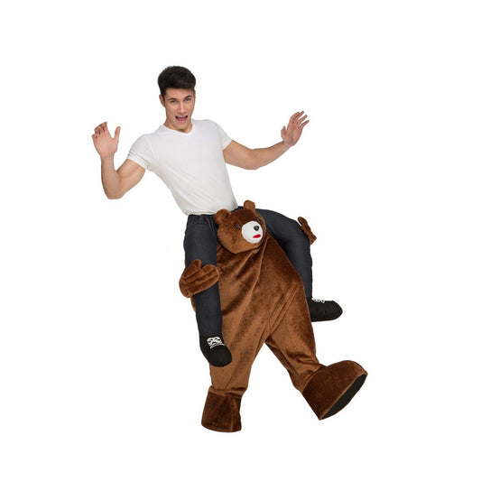 En man ser ut som han ska falla från att rida på axlarna av en stor, lurvig och brun teddybjörn.