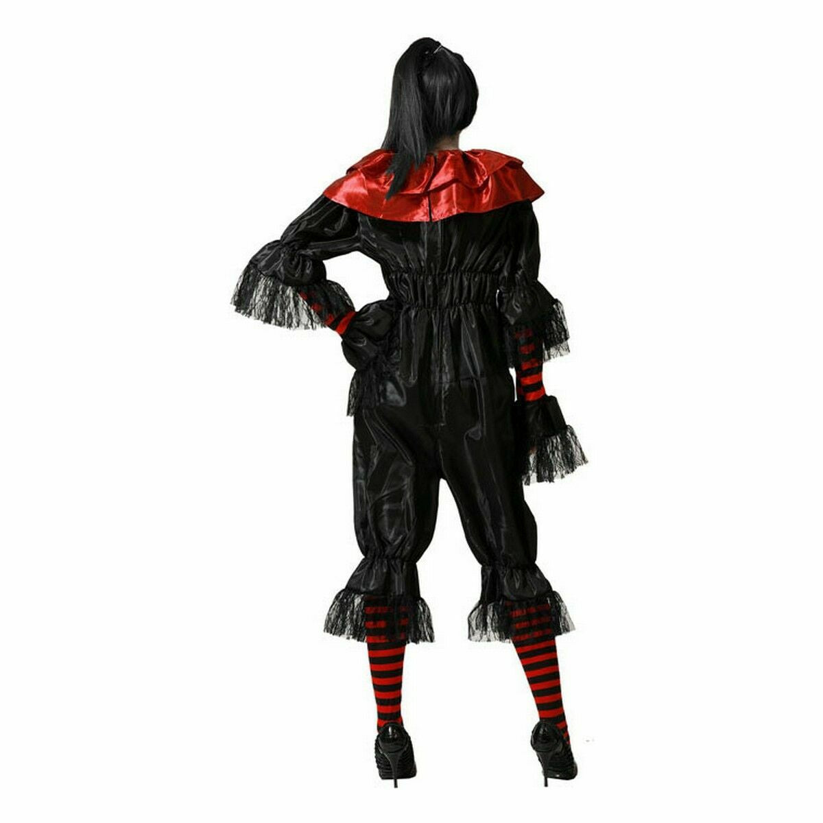 En kvinna sedd bakifrån, som visar baksidan av den svarta clown-jumpsuiten och den röda kragen.