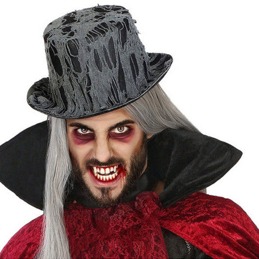 En man utklädd till vampyr bär en gotisk, trasig och sliten hög hatt som ser uråldrig ut.
