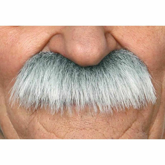 Närbild på en man som bär en tjock, buskig, grå professor-lössmustasch som täcker hela överläppen, fotograferad i studio.