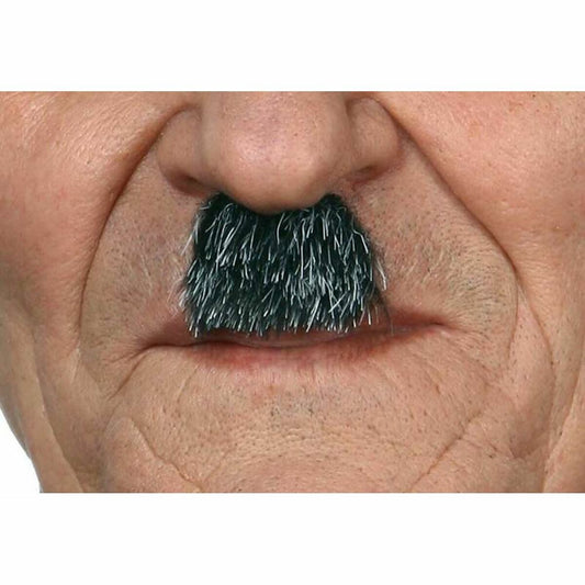 En närbild på en person som bär en liten, fyrkantig Gråsprängd Komiker-Mustasch.