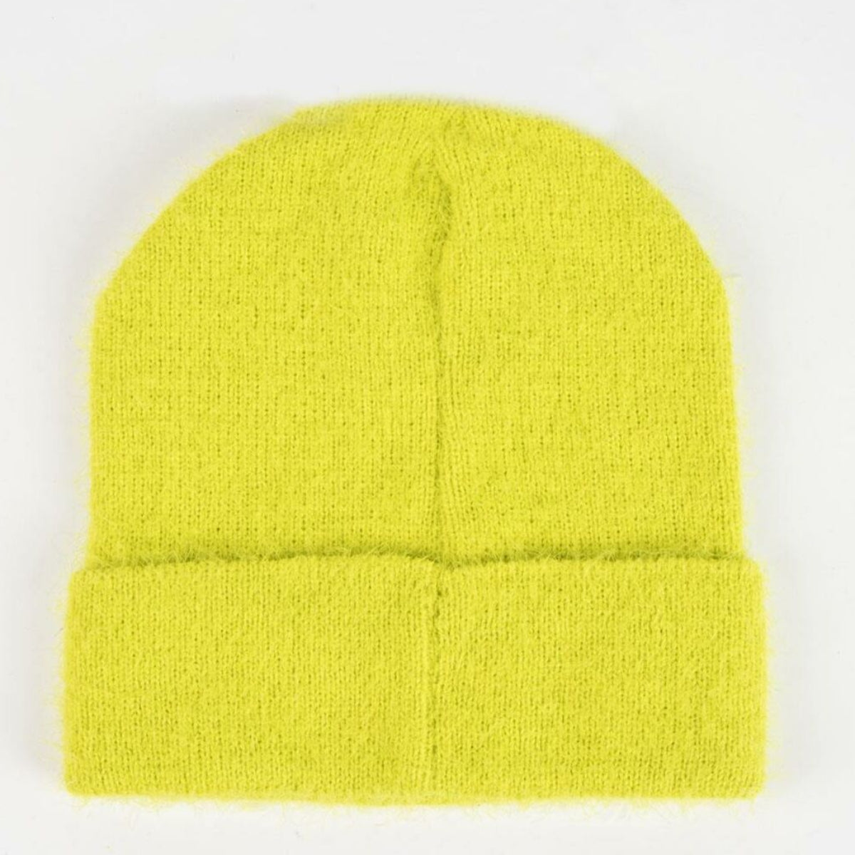 Baksidan av en limegrön mössa utan broderat tryck av grinchens ögon.