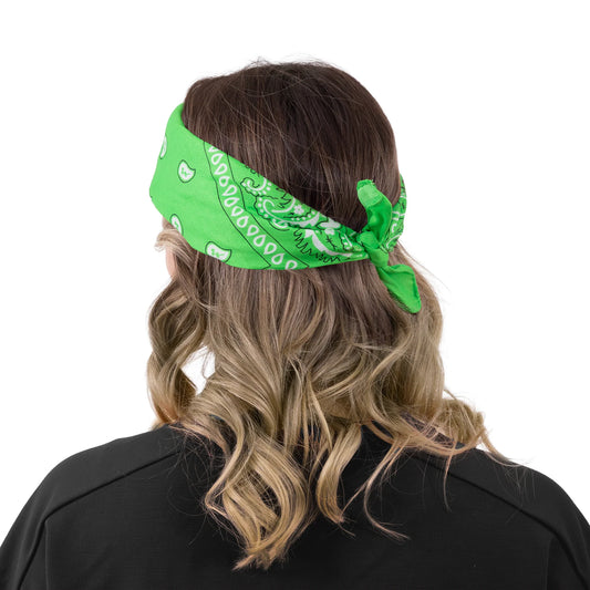 En grön bandana med vitt paisleymönster är knuten runt håret och visas bakifrån mot vit bakgrund.
