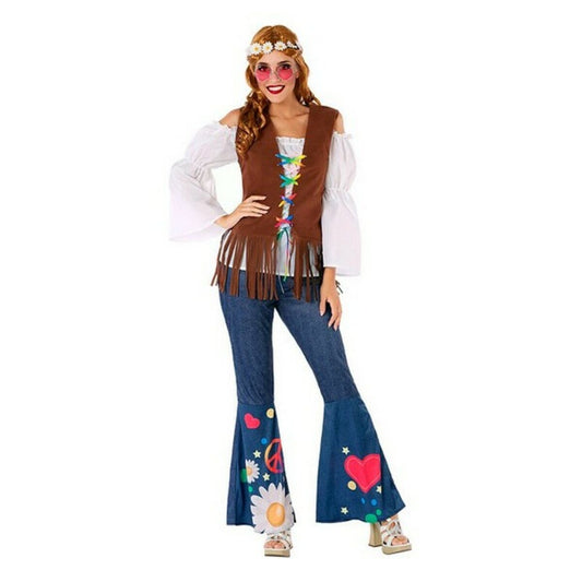 En kvinna poserar med ett peace-tecken i en groovy hippiedräkt med utsvängda jeans, fransväst och en vit blus.