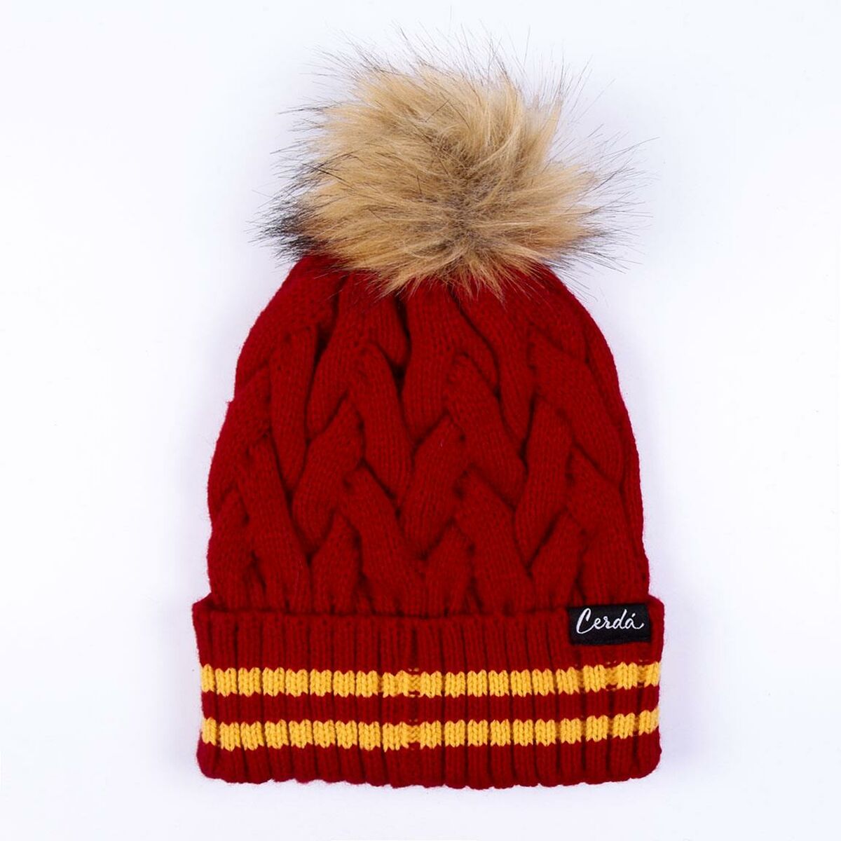 Baksidan av en röd, stickad Gryffindor-mössa med gula ränder och en stor, fluffig tofs i fuskpäls.