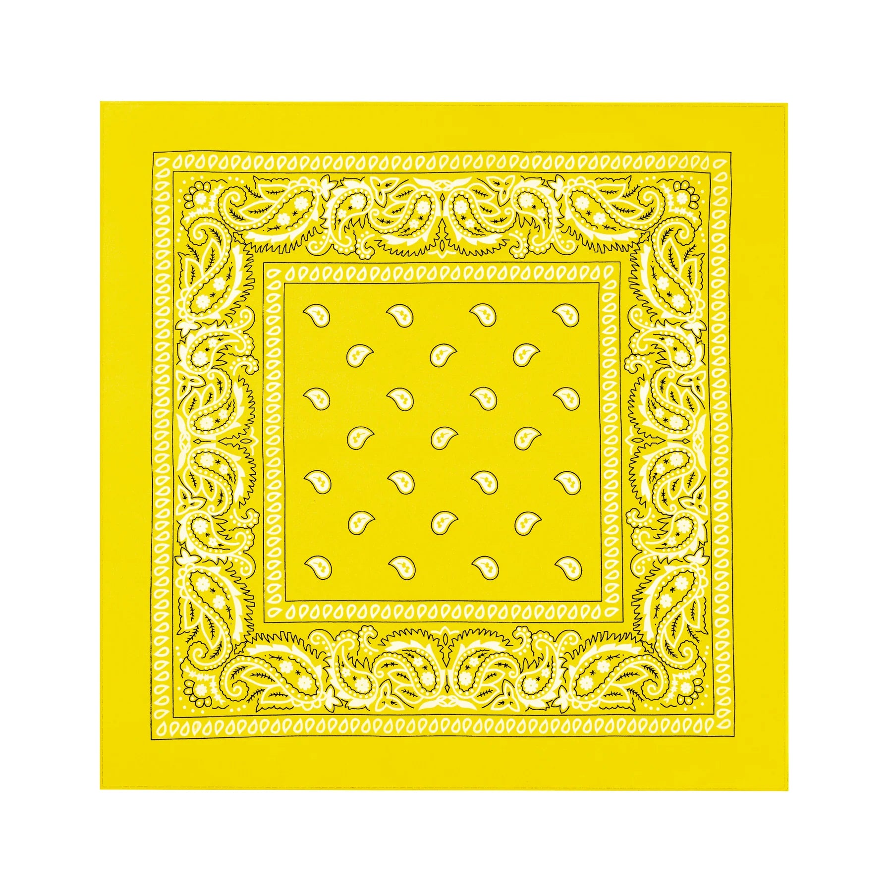 En gul bandana ligger utvikt mot vit bakgrund och visar sitt kvadratiska format, paisleymönster och dekorativa kant.