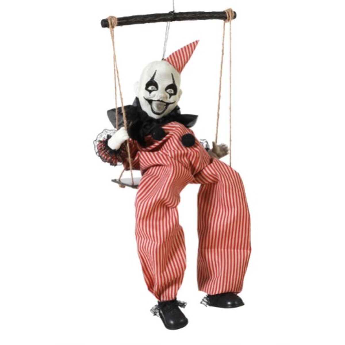En läskig, gungande clowndekoration i röd- och vitrandiga kläder med ett skrämmande leende sitter på en gunga av rep.