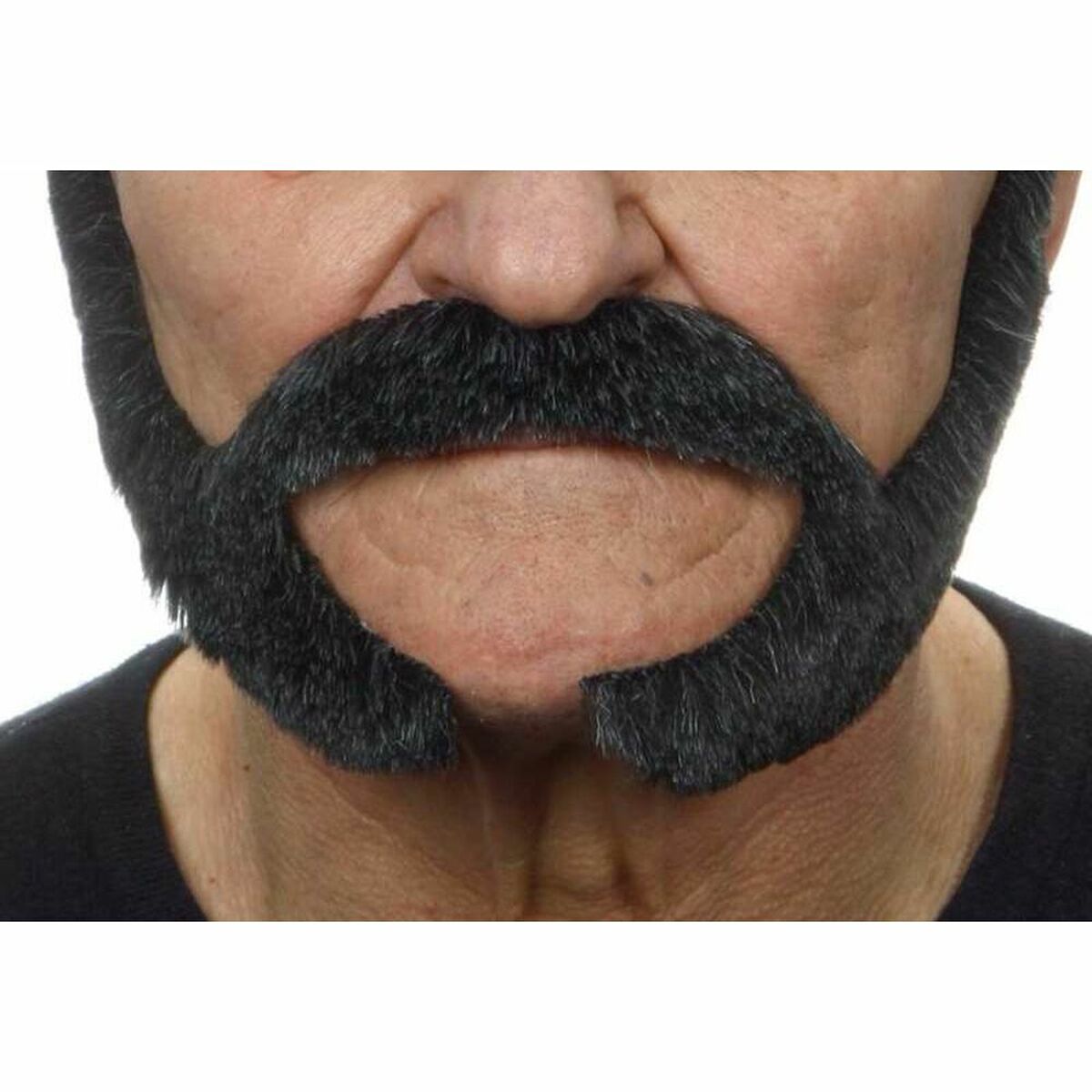 Närbild på en man som bär en svart, fusk-polisongmustasch som täcker överläppen och fortsätter ner längs kinderna.