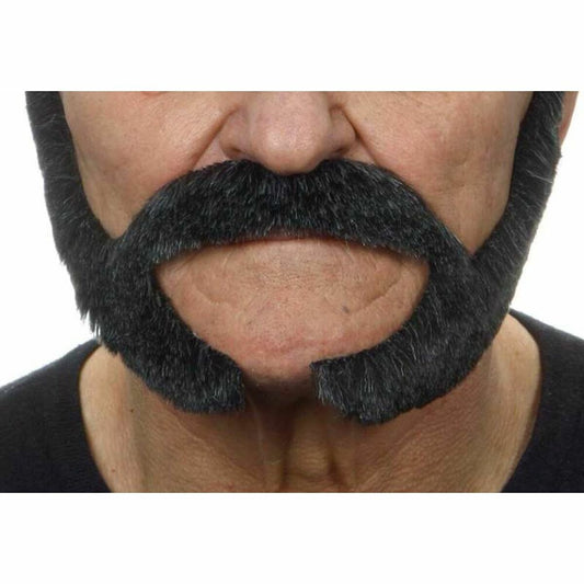 Närbild på en man som bär en svart, fusk-polisongmustasch som täcker överläppen och fortsätter ner längs kinderna.