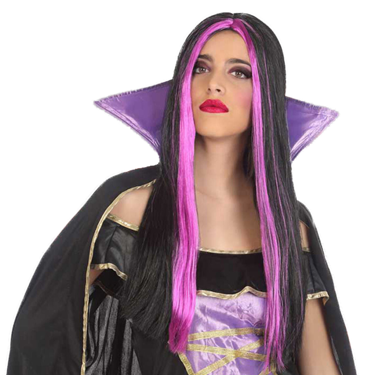 Lång svart peruk med rosa slingor – modell i lila vampyrklänning och dramatisk sminkning