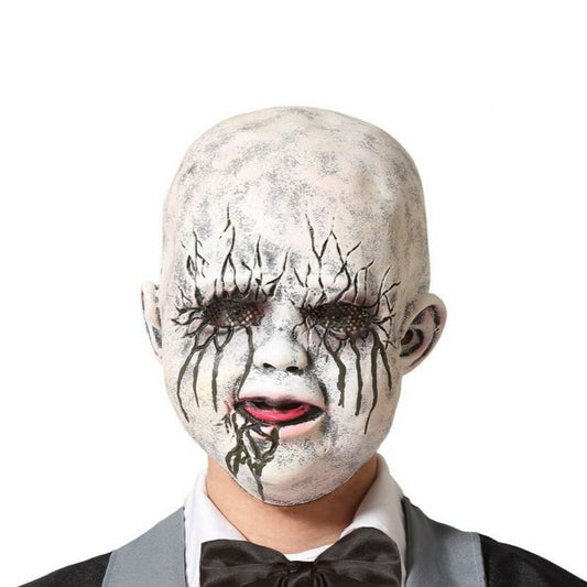 Närbild på en person med en gråvit bebismask med svarta sprickor och rinnande tårar, skräckinspirerad look för Halloween.