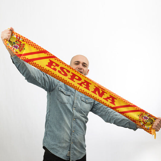 Man håller upp lång supporterhalsduk i Spaniens färger med "España"-tryck mot vit bakgrund.