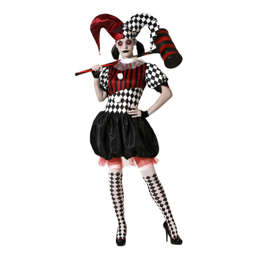 Kvinna i harlekinklänning med narrhatt i svart, vitt och rött – clownliknande design.