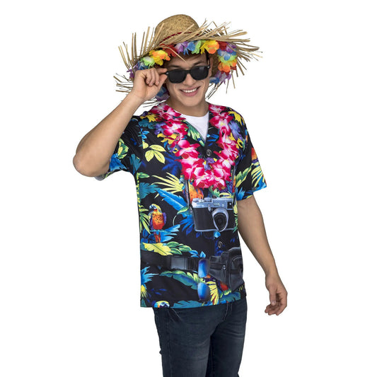 Man bär en svart t-shirt med tryckt hawaiiskjorta, rosa blomsterkrans, kamera och midjeväska, samt en stråhatt dekorerad med färgglada blommor – poserar med solglasögon och ett leende, redo för sommarfest.