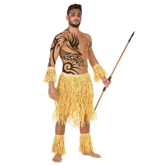 Man klädd i ett tropiskt hawaiikit med naturfärgad bastkjol, handleds- och benaccessoarer, poserande med spjut och tribal-målning för autentisk ö-temalook.