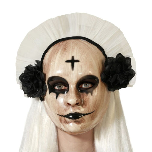  Närbild på en person som bär en läskig, hemsökt nunna- och dockmask med ett kors i pannan och svarta blommor.