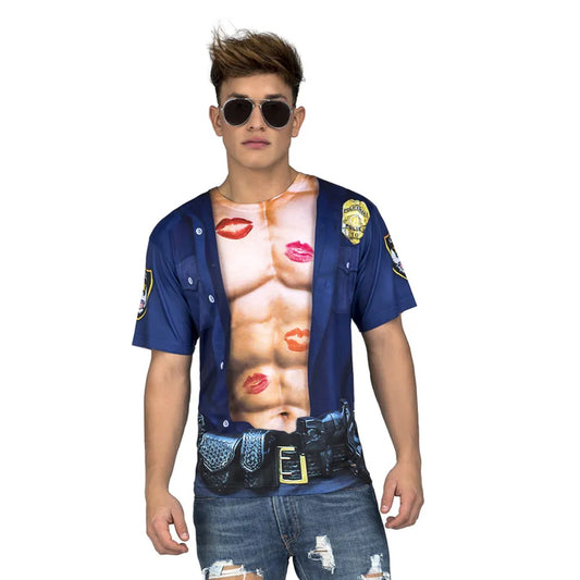 En man med solglasögon och stylat hår poserar självsäkert i en fotorealistisk t-shirt med tryck av en muskulös poliskropp med pussmärken, fotograferad mot en vit bakgrund.