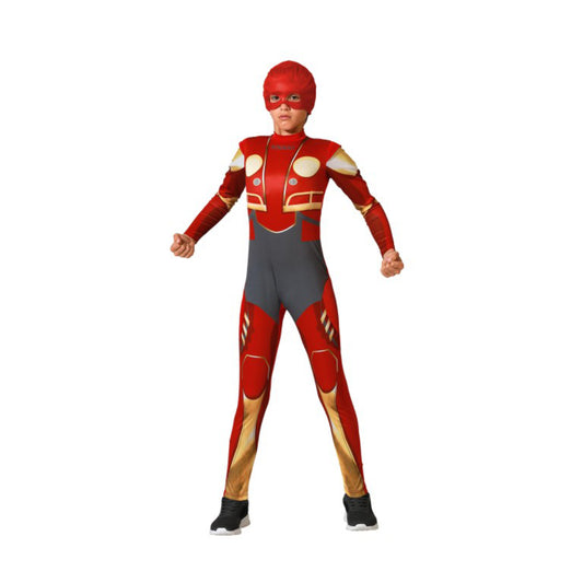 Ett barn poserar som en tuff järnhjälte, klädd i en röd och guld-färgad jumpsuit med en påsydd maskhuva.