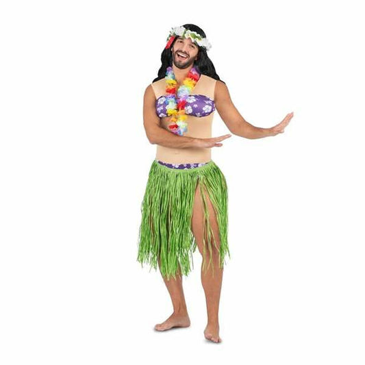 Man klädd i en grön gräskjol, blomsterhalsband och blomsterhuvudbonad, samt en hudfärgad trikåtopp med lila bikinibyst, poserande som en hula-dansare.