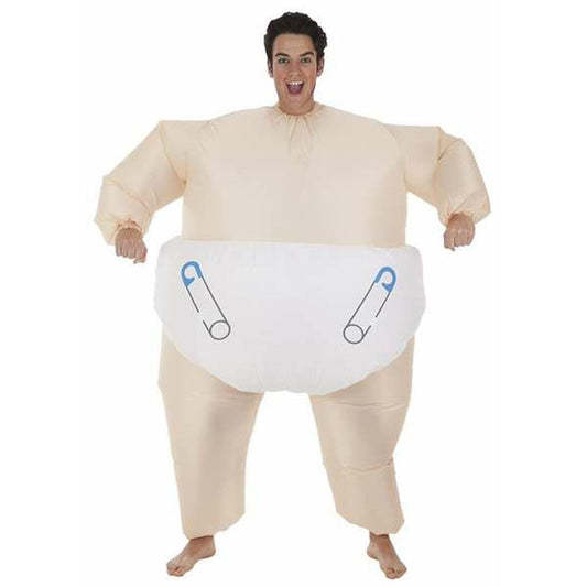 En man med ett glatt uttryck bär en hysteriskt rolig, stor uppblåsbar bebisdräkt med en gigantisk blöja.