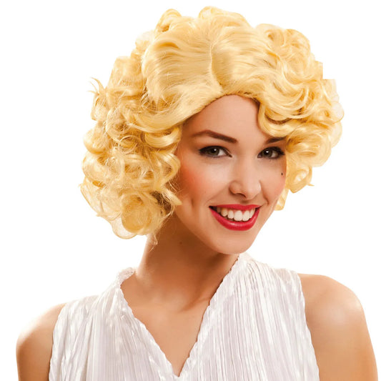 En leende kvinna bär en Ikonisk Blond Hollywood-Peruk med klassiska, mjuka lockar.