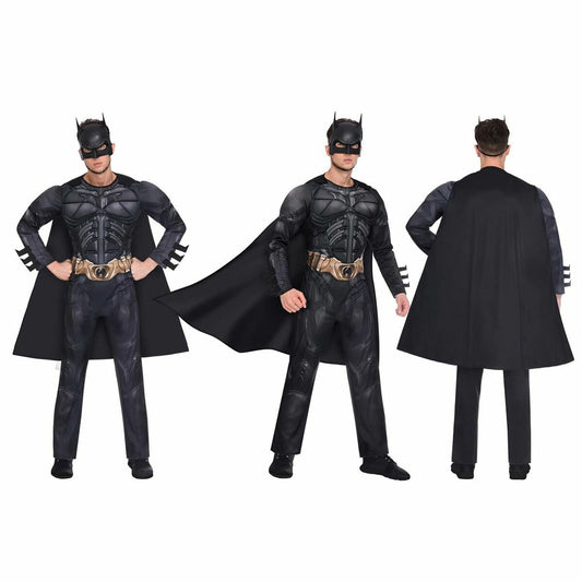 Tre vinklar av en man som bär den Ikoniska Dark Knight Batman Maskeraddräkten: framifrån, snett från sidan och bakifrån.