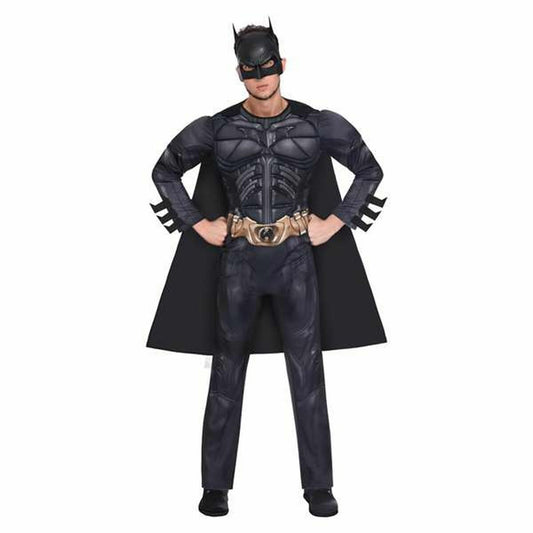 En man poserar med händerna på höfterna i den kompletta, svarta Batman-dräkten med inbyggda muskler och en gyllene bälte.