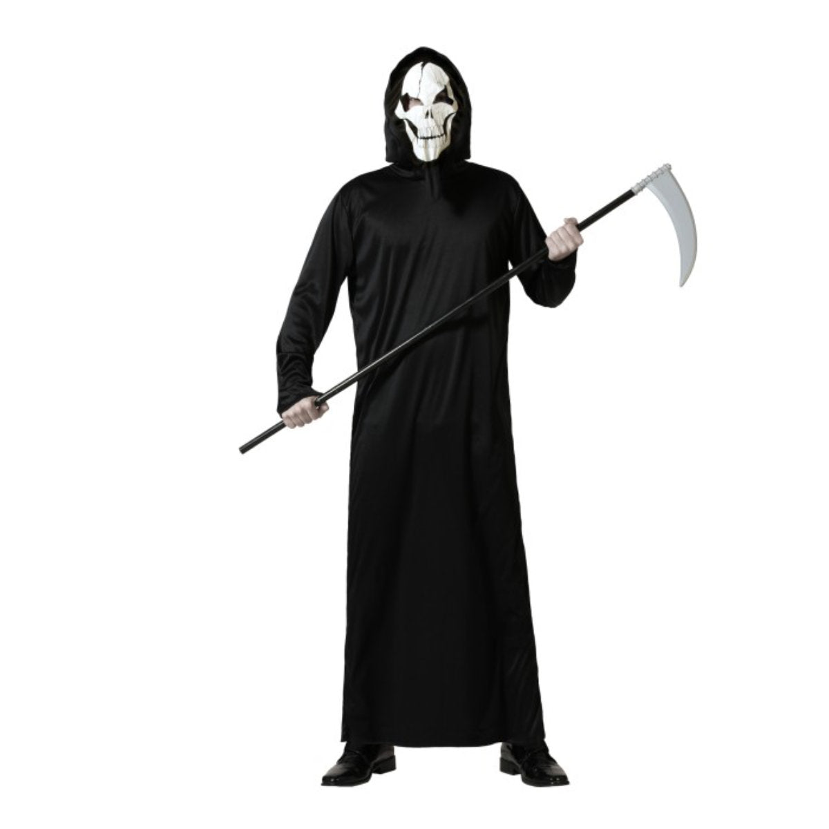 En man poserar i en Ikonisk Liemannen Dräkt, bestående av en svart kåpa, en skelettmask och håller i en stor lie.