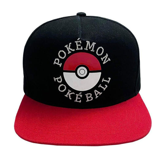 En svart och röd Ikonisk Pokémon Poké Ball Keps med en broderad Pokéboll på framsidan.