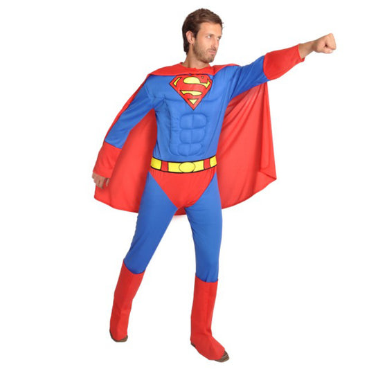 En man poserar i en Ikonisk Superman Maskeraddräkt och sträcker ut ena armen som om han ska flyga, vilket visar dräktens vadderade muskler, röda cape och klassiska S-logotyp.